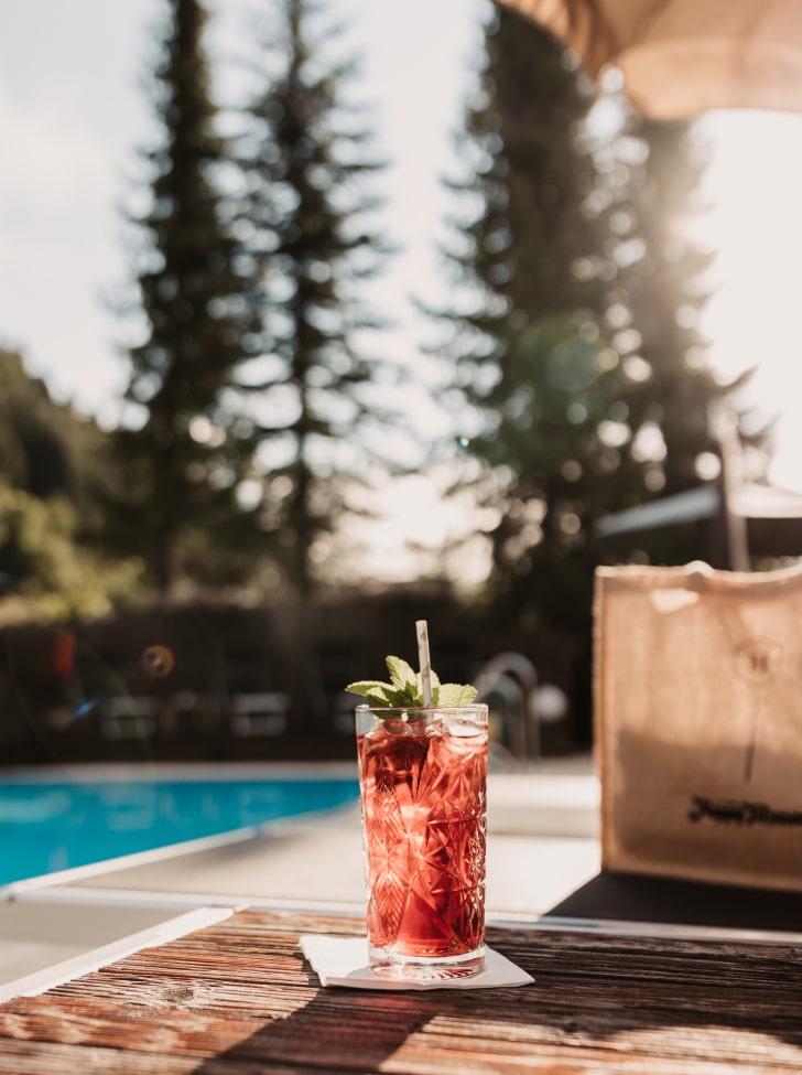 Cocktail am Pool im 4 Sterne Hotel in Filzmoos im Sommer