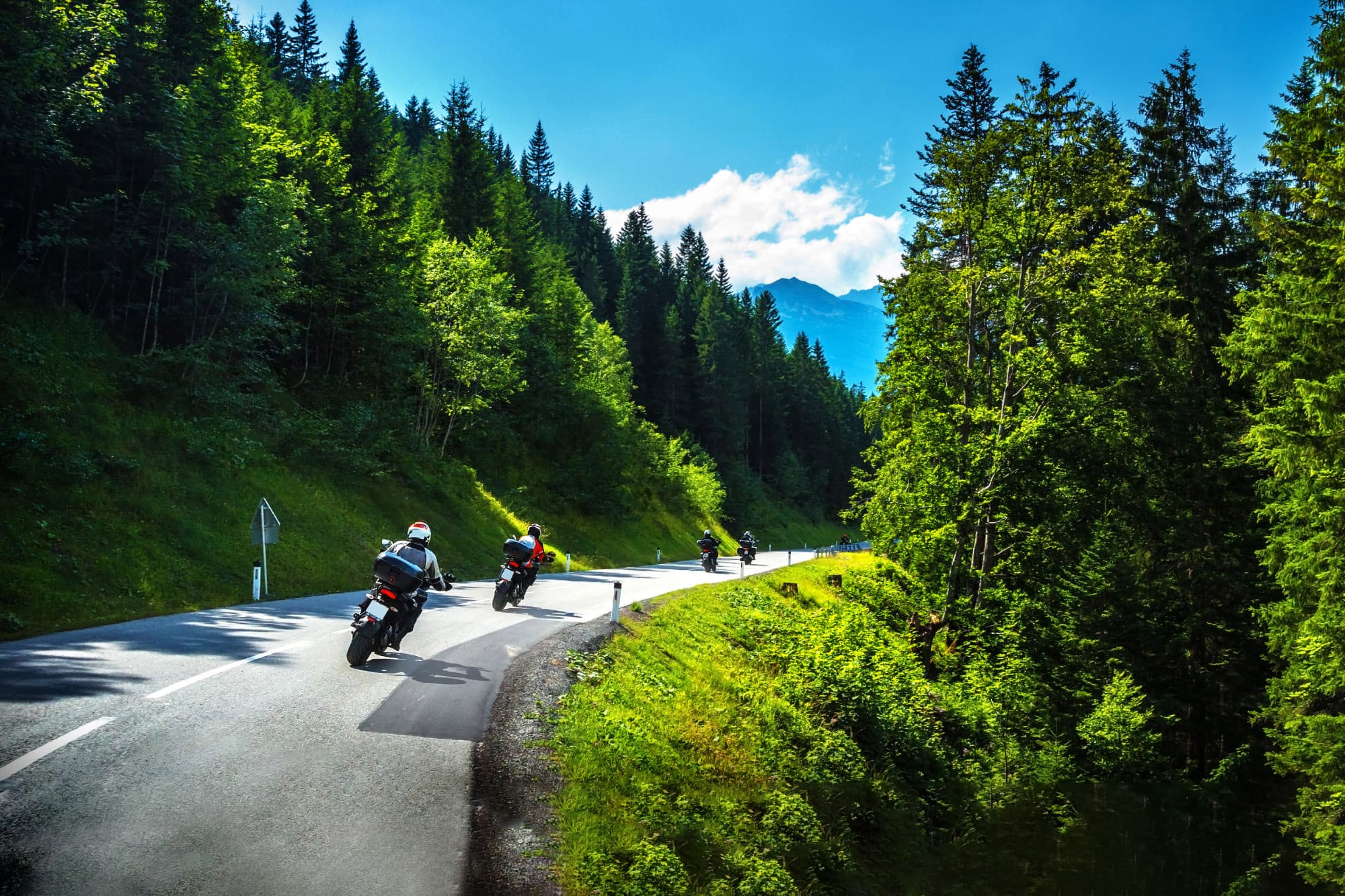 Motorradfahrer im Urlaub in Österreich, Filzmoos © shutterstock.com