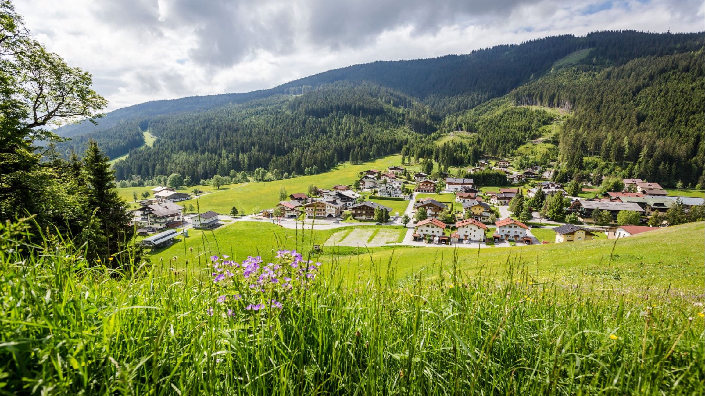 Filzmoos Ortsaufnahme im Sommer © Filzmoos Tourismus / Coen Weesjes